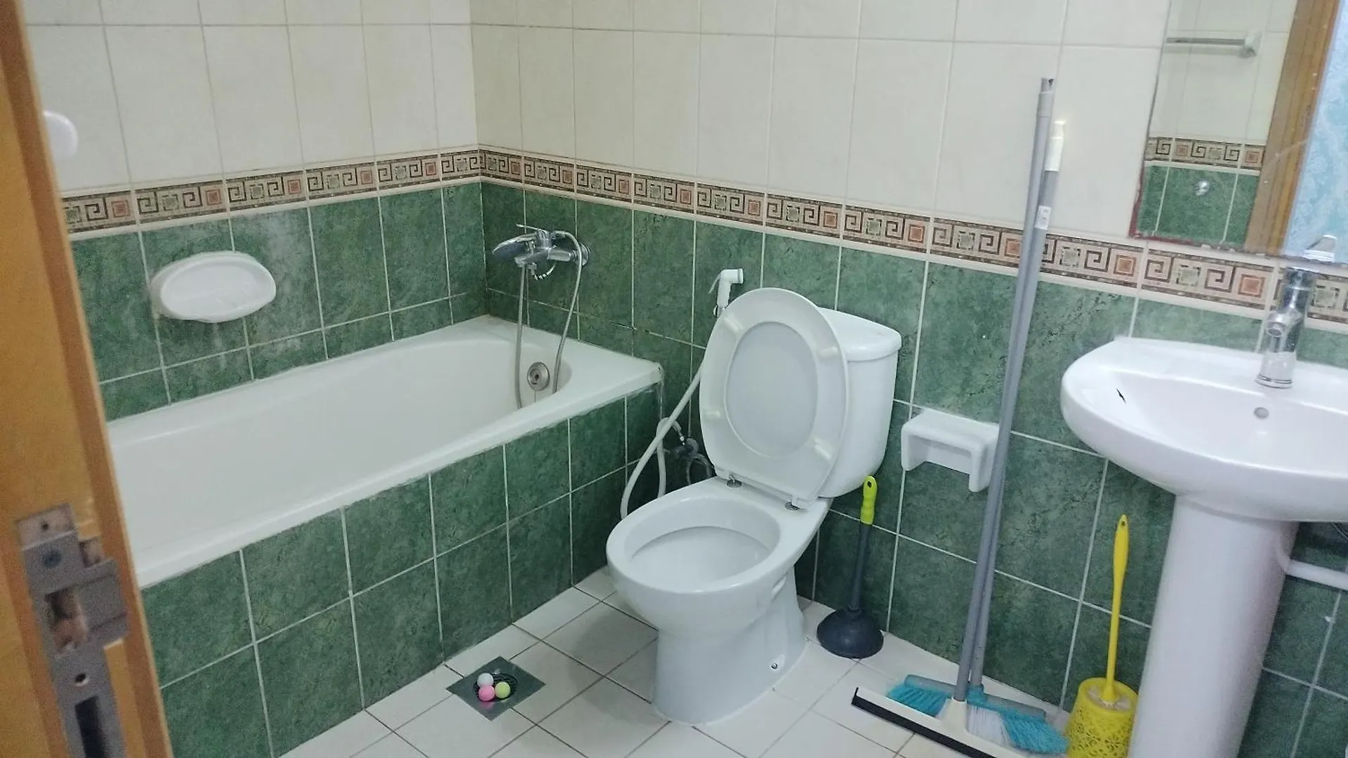 Loft And Full Partition Hostel Room Near Deira Fish Roundabout Metro Dubai